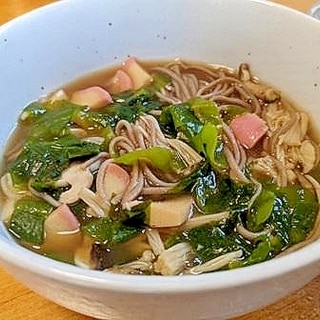 生わかめと　きのこの　あったかい蕎麦